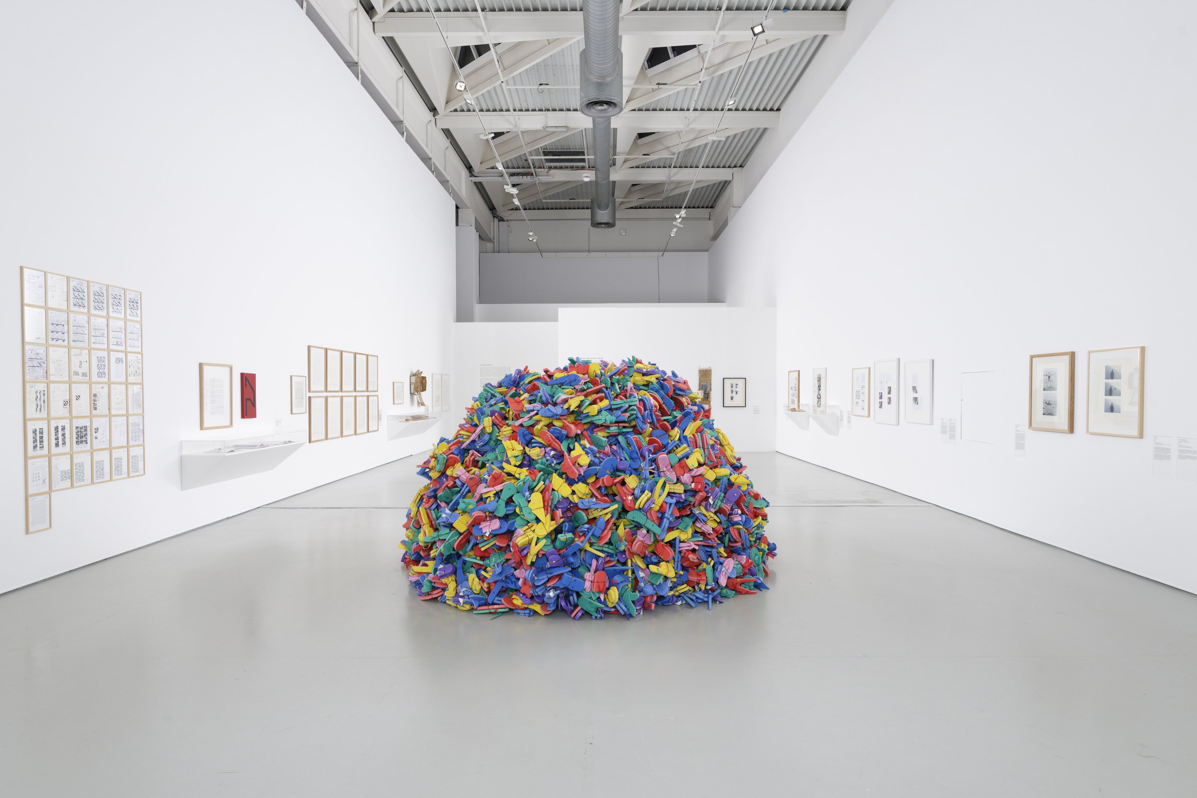 Hassan Sharif , Slippers and Wire, 2009, Sharjah Art Foundation collectie Expositie ‘I am the single work artist’, MAMC Saint-Étienne Métropole, tot 26-09-2021. Foto: Aurélien Mole / MAMC+ © Christophe Goussard Hassan Sharif , Slippers and Wire, 2009, Sharjah Art Foundation collectie Expositie ‘I am the single work artist’, MAMC Saint-Étienne Métropole, tot 26-09-2021. Foto: Aurélien Mole / MAMC+ © Christophe Goussard