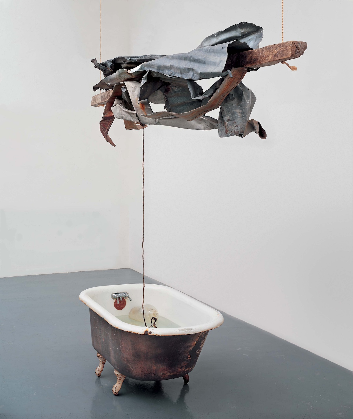 Robert Rauschenberg Sor Aqua (Venetian), 1973 Water-filled bathtub, wood, found metal, rope, and glass jug 120 1/4 x 120 1/8 x 33 7/8 inches (305.5 x 305 x 86 cm) The Museum of Fine Arts, Houston Museum purchase funded by the Caroline Wiess Law Foundation ©Robert Rauschenberg Foundation