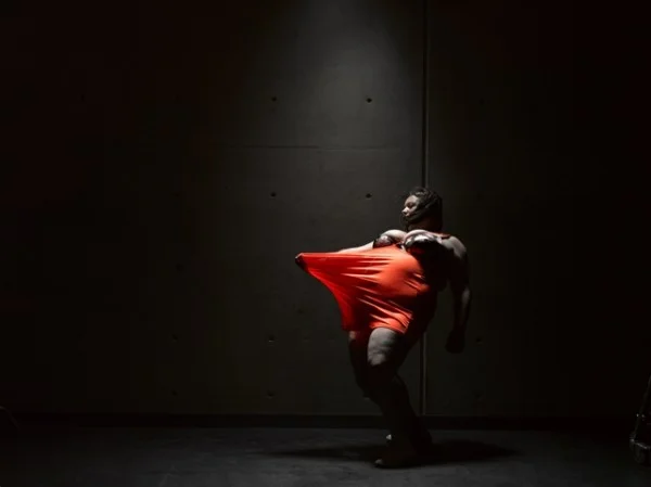 Photographer- Toby Burrows. Kunstenaar zet je ideeën over schoonheid op zijn kop Dag na dag zien we afbeelding na afbeelding van een bepaalde lichaamsvorm: dun, gebruind, gespierd en dan misschien ook een beetje digitaal geretoucheerd. 'Fat activist' Kelli Jean Drinkwater zet met de fotoserie 'Nothing to Lose' die ideeën op zijn kop. Zij maakte deze serie foto's van zwaarlijvige dansers samen met fotografen Toby Burrows en Kate Blackmore en choreograaf Kate Champion. Kunstenaar zet je ideeën over schoonheid op zijn kop Dag na dag zien we afbeelding na afbeelding van een bepaalde lichaamsvorm: dun, gebruind, gespierd en dan misschien ook een beetje digitaal geretoucheerd. 'Fat activist' Kelli Jean Drinkwater zet met de fotoserie 'Nothing to Lose' die ideeën op zijn kop. Zij maakte deze serie foto's van zwaarlijvige dansers samen met fotografen Toby Burrows en Kate Blackmore en choreograaf Kate Champion.