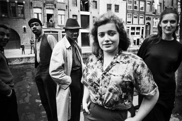 ed van der elsken amsterdam - GOEDFORMAATphotoq-ed-van-der-elsken-AF_Groenburgwal_0Ed van der Elsken, het 'enfant terrible' van de Nederlandse fotografie - was een getalenteerd fotograaf en filmer die gedurende ruim veertig jaar in foto's, fotoboeken en films zijn ontmoetingen met mensen vorm gaf. Slenterend door wereldsteden als Parijs, Tokyo, Hong Kong en Amsterdam of rondtrekkend door Afrika en Japan richtte hij zijn camera bij voorkeur op karaktervolle en opvallende individuen. In 1956 debuteerde hij met zijn fotoboek 'Een liefdesgeschiedenis in Saint Germain des Prés', dat hem op slag internationaal beroemd maakte. Daarna volgden nog ruim twintig fotoboeken. Ook maakte hij een aantal televisiefilms, veelal over onderwerpen betreffende zijn eigen leven.Ed van der Elsken, het 'enfant terrible' van de Nederlandse fotografie - was een getalenteerd fotograaf en filmer die gedurende ruim veertig jaar in foto's, fotoboeken en films zijn ontmoetingen met mensen vorm gaf. Slenterend door wereldsteden als Parijs, Tokyo, Hong Kong en Amsterdam of rondtrekkend door Afrika en Japan richtte hij zijn camera bij voorkeur op karaktervolle en opvallende individuen. In 1956 debuteerde hij met zijn fotoboek 'Een liefdesgeschiedenis in Saint Germain des Prés', dat hem op slag internationaal beroemd maakte. Daarna volgden nog ruim twintig fotoboeken. Ook maakte hij een aantal televisiefilms, veelal over onderwerpen betreffende zijn eigen leven.Ed van der Elsken, het 'enfant terrible' van de Nederlandse fotografie - was een getalenteerd fotograaf en filmer die gedurende ruim veertig jaar in foto's, fotoboeken en films zijn ontmoetingen met mensen vorm gaf. Slenterend door wereldsteden als Parijs, Tokyo, Hong Kong en Amsterdam of rondtrekkend door Afrika en Japan richtte hij zijn camera bij voorkeur op karaktervolle en opvallende individuen. In 1956 debuteerde hij met zijn fotoboek 'Een liefdesgeschiedenis in Saint Germain des Prés', dat hem op slag internationaal beroemd maakte. Daarna volgden nog ruim twintig fotoboeken. Ook maakte hij een aantal televisiefilms, veelal over onderwerpen betreffende zijn eigen leven.1