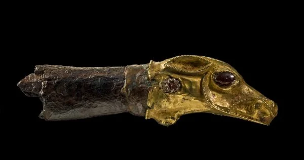 Handvat van een vliegenwaaier Goud, brons, ijzer en glas; lengte 8,6 cm.; 9de-8ste eeuw v. Chr.; gevonden in Nimrud Collectie en foto: Koninklijke Musea voor Kunst en Geschiedenis, Brussel (O.04783)