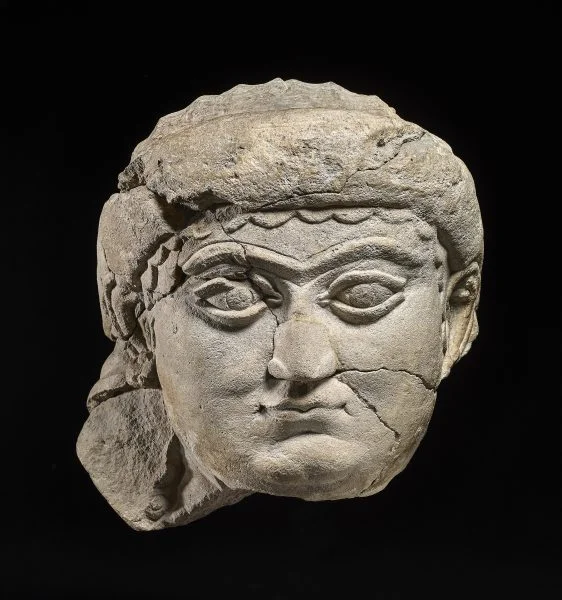Portret van een vrouw Kalksteen; ca. 700-625 v. Chr.; gevonden in Nineveh Collectie en foto: The Trustees of the British Museum (no. 118897)