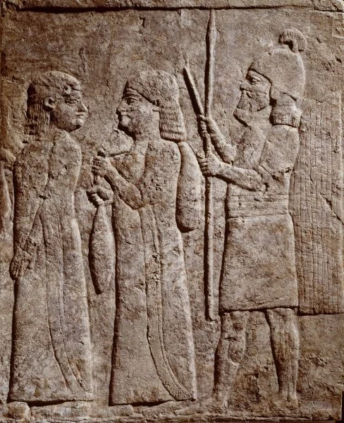 Reliëf uit Assyrisch paleis Kalksteen; hoogte 50 cm, lengte 41 cm; 668-626 v.Chr.; gevonden in Nineveh Collectie en foto: Rijksmuseum van Oudheden (A 1949/2.1)